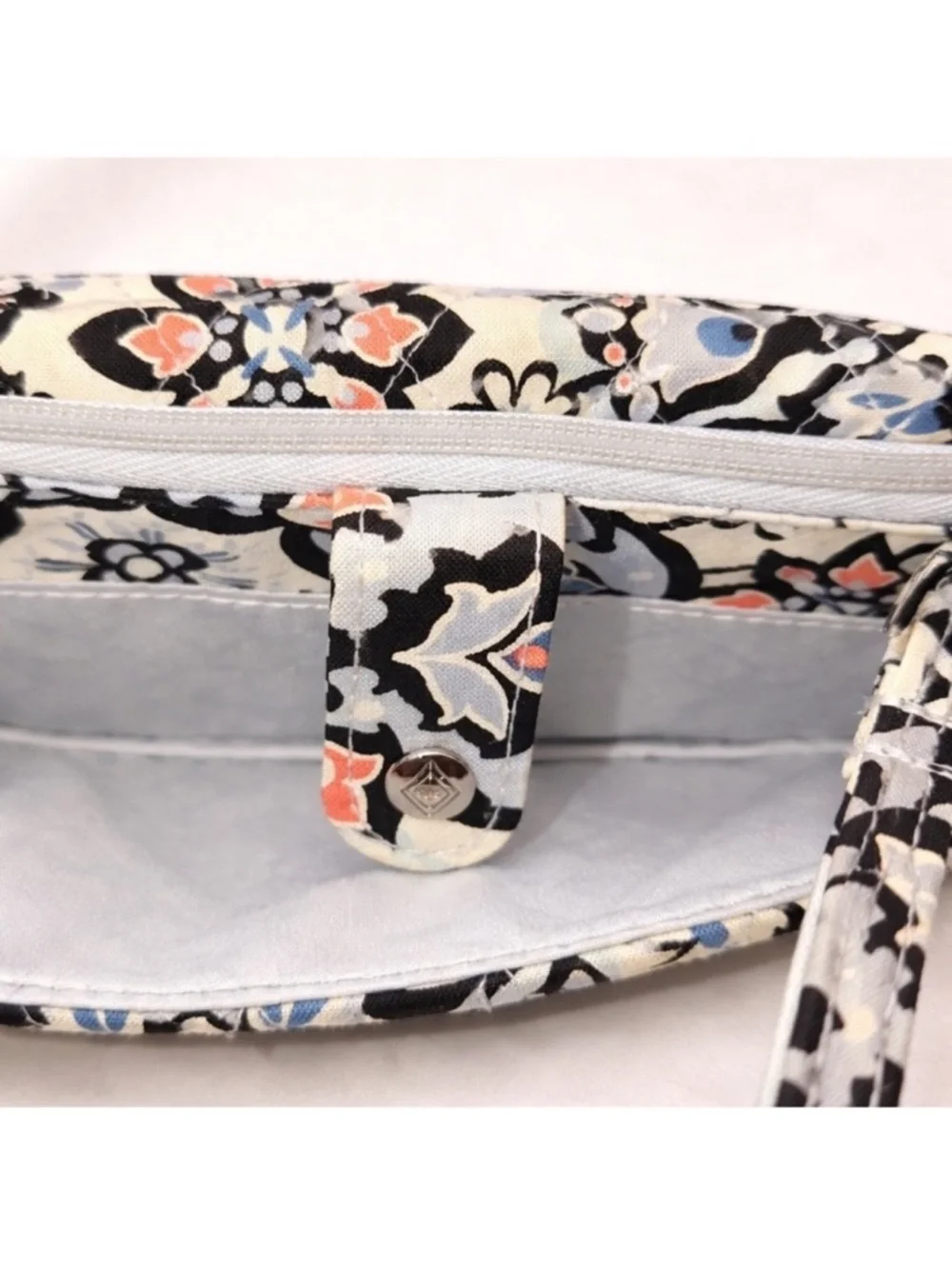 Vera Bradley RFID Smartphone Wristlet Lisbon Medallion Wallet - Picture 5 of 5
